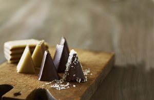 Lækre klassiske konfektstykker med marcipan og nougat © Odense Marcipan A/S