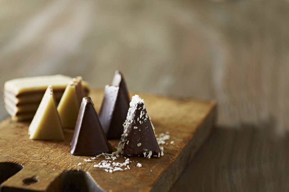 Lækre klassiske konfektstykker med marcipan og nougat © Odense Marcipan A/S