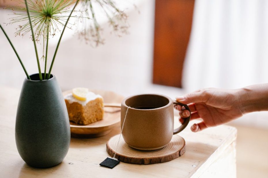 Photo by Anna Pou : https://www.pexels.com/photo/ceramic-mug-on-brown-wooden-coaster-8329253/