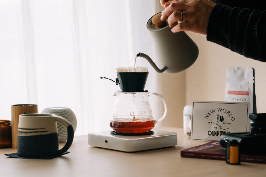 Foto af interwebly io: https://www.pexels.com/photo/a-person-brewing-pour-over-coffee-11341944/