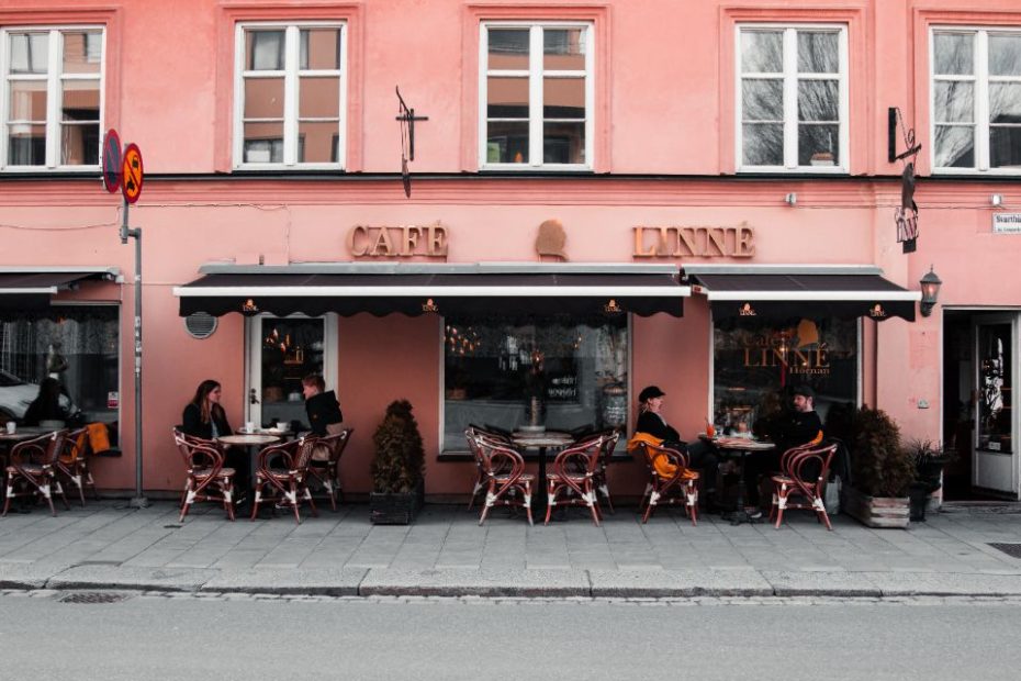 Foto af Aleks Magnusson: https://www.pexels.com/photo/people-eating-at-a-cafe-17241575/