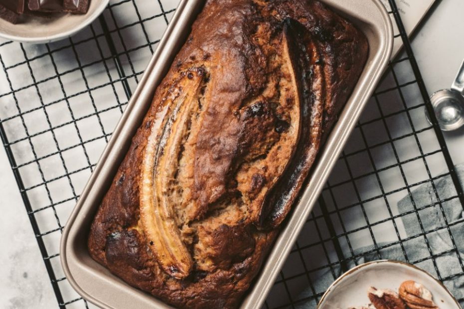 Foto af Taryn Elliott: https://www.pexels.com/photo/a-flatlay-of-a-freshly-baked-banana-bread-6829492/