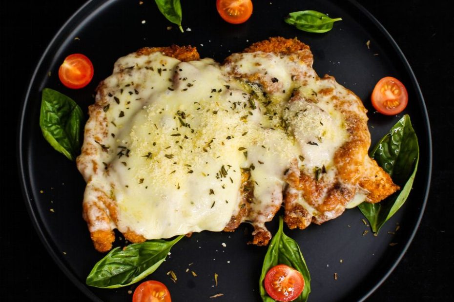 Foto af Froimar Andrea Rodriguez: https://www.pexels.com/photo/cooked-chicken-with-creamy-topping-on-a-ceramic-plate-12116169/